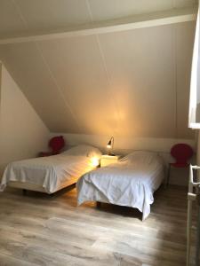 two beds in a room with a roof at 5 - Persons Lakeside 41 Bungalow in Ewijk +16 photos