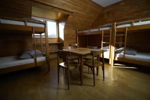 a room with a table and two bunk beds at Feriencamp Sibley - Gruppenhaus im Nationalpark Kalkalpen in Laussa