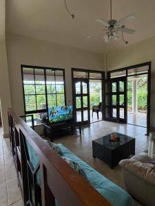 a living room with a couch and a tv at Casa Flussy in Sorá