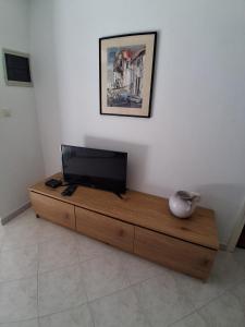 a living room with a television on a wooden table at Pet friendly Apartments Licul in Rabac