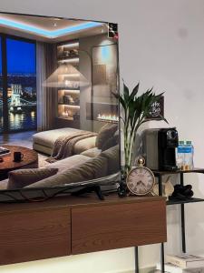 a bedroom with two beds and a mirror at سويت إبرام- بتصميم فاخر بدخول ذاتي in Dammam