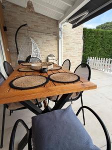 a wooden table with rattan plates on top of it at Villa Reger in Lalëz