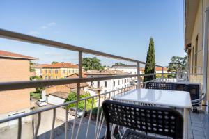 a balcony with a table and chairs on a balcony at La Porta Verde 8 - Relax vicino Parma in Collecchio