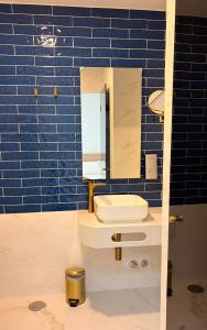 a bathroom with a sink and a mirror at B&B Berlenga 4 in Nazaré