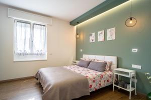 a bedroom with a bed and a window at La Porta Verde 8 - Relax vicino Parma in Collecchio