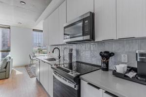 a kitchen with a sink and a microwave at Sentral Sol Modern in Phoenix