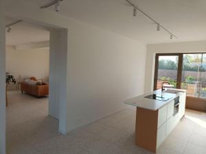 a white kitchen with a sink and a table at Vakantiewoning - Perspektiv in Kortemark +13 photos