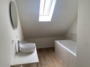 a bathroom with a sink and a bath tub at Vakantiewoning - Perspektiv in Kortemark