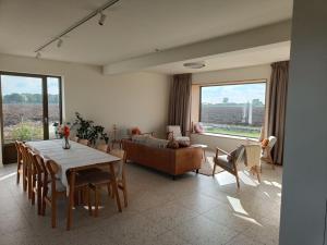 a living room with a table and a couch at Vakantiewoning - Perspektiv in Kortemark