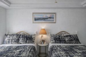 a bedroom with two beds and a lamp on a table at Updated Beachfront Condo on Sandy Beach, Las Palmas Resort, 24hrs Security, Free Parking, Free Wi-Fi in Puerto Peñasco +20 photos