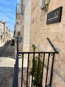 a sign on the side of a building at La Suite di Alizeh in Ostuni