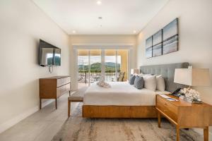 a bedroom with a bed and a desk and a window at Luxury Marina Suite 2BR in Playa Flamingo