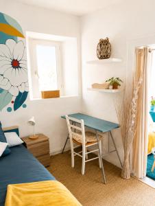 a bedroom with a blue desk and a bed at Appartement bleu in Eymoutiers