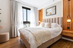 a bedroom with a large bed and a window at Stylish Luxury Apartment - Fully Equipped in Asunción