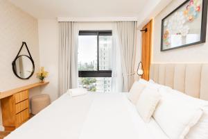 a bedroom with a white bed and a window at Stylish Luxury Apartment - Fully Equipped in Asunción +39 photos