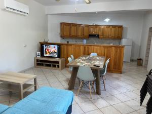 a living room with a table and a kitchen at Casa Koutrea in Kastanéa