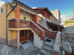 a building with a staircase and a stair case at APARTMAN RUŽICA in Cres