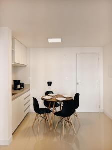 a dining room with a table and chairs in a kitchen at Casa Villa Constanza in Itaipava
