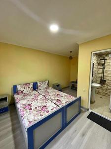 a bedroom with a bed in a room at Guesthouse FLORA ANAKLIA in Anaklia