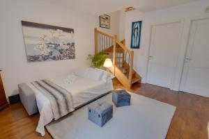 a bedroom with a bed with two blue stools at Katjas Flower Valley - 2 parcheggi e 2 terrazze in Gorizia