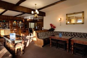 uma sala de estar com um sofá e um bar em The Cathedral Hotel em Lichfield