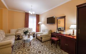 Televízia a/alebo spoločenská miestnosť v ubytovaní Hotel Adam & Spa