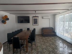 a dining room with a table and chairs at Casa de vacanță la Dunăre in Sviniţa
