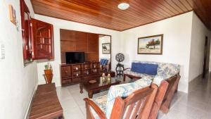 a living room with a couch and a table at Casa Gravatá Próximo ao Centro in Gravatá