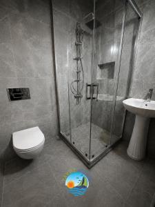 a bathroom with a shower and a toilet and a sink at YAVUZ MOTEL ADRASAN in Kumluca