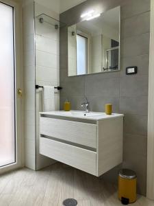 a bathroom with a sink and a mirror at B&B Mamie in Bellizzi