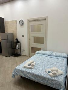 a bedroom with a bed with two towels on it at B&B Mamie in Bellizzi