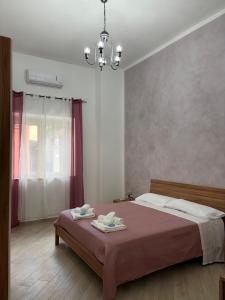 a bedroom with a bed with two towels on it at B&B Mamie in Bellizzi