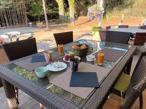a table with plates of food on top at Appartement saumon 3p in Rognes