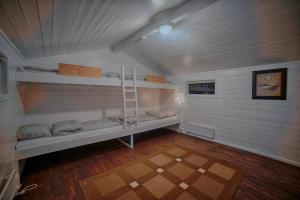 a room with two bunk beds in a room at Cosy house in Ringebu kommune in Ringebu