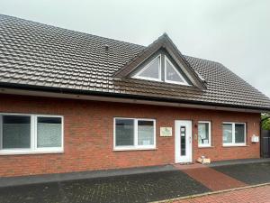 a red brick house with a gambrel roof at Am Berg und See in Stemwede