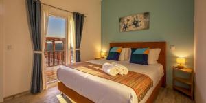 a bedroom with a bed with towels on it at The Olive Hill Guesthouse in Batalha