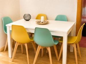 a dining room table with four chairs around it at El Refugio de Yetana Centro ciudad con parking in Cartagena
