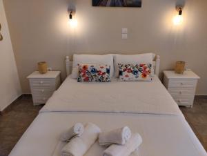 a bedroom with a white bed with towels on it at Lemi Apartments in Rizá