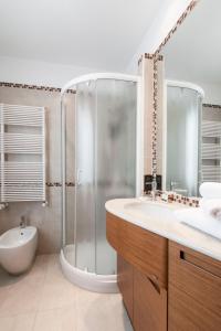 uma casa de banho com um chuveiro, um lavatório e um WC. em Ca San Salvador em Veneza