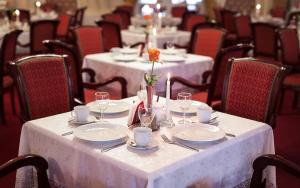 Reštaurácia alebo iné gastronomické zariadenie v ubytovaní Hotel Adam & Spa