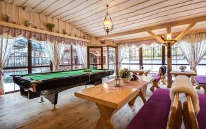 Biliardový stôl v ubytovaní Hotel Adam & Spa