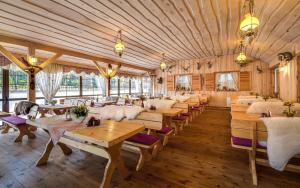 Reštaurácia alebo iné gastronomické zariadenie v ubytovaní Hotel Adam & Spa