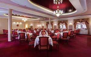 Reštaurácia alebo iné gastronomické zariadenie v ubytovaní Hotel Adam & Spa