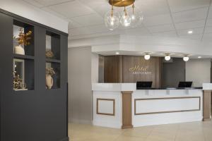 a lobby with a reception desk in a store at Best Western Premier Hotel Aristocrate in Quebec City +86 photos