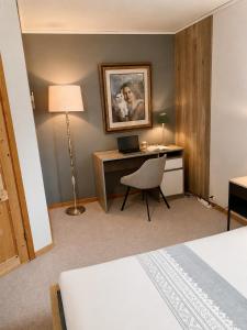 a bedroom with a desk with a laptop and a chair at Apartment Mandal in Mandal