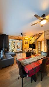 a living room with a table and a couch at Le Shack du Nord in Mont-Laurier