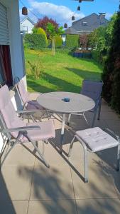 a table and two chairs and a table and chairs at Rudiferienwohnung in Büdingen