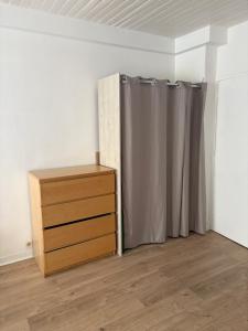a room with a dresser and a curtain at Bolbec Église in Bolbec