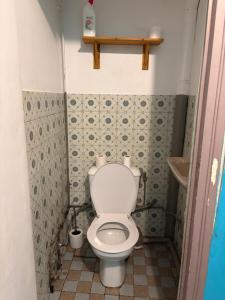 a small bathroom with a toilet and a shelf at Bolbec Église in Bolbec