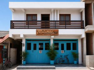 a building with a blue garage at Milimar Hostal in San Onofre +30 photos